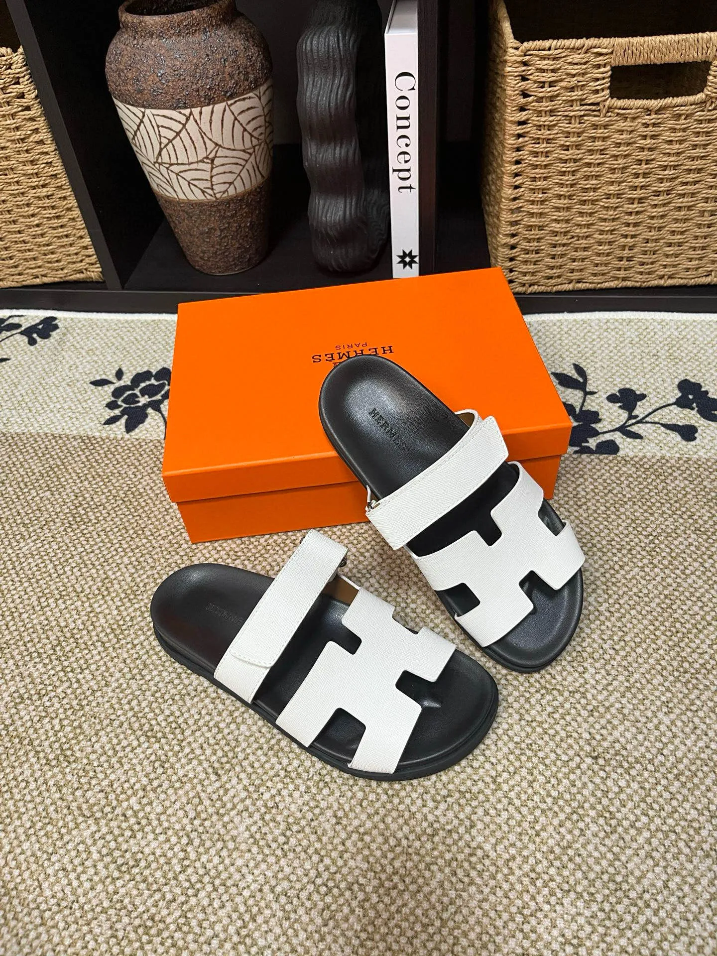 P300 Long-term stock Hermes men’s Kazimir slippers for couples - top quality woven calfskin functional sandals with intertwined uppers inspired by the “H” iconic pattern to create a casual look, perfect for summer. Imported cowhide + cowhide lining + TUP outsole Size: 35-46